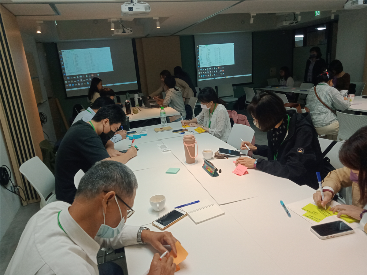 This picture shows the "Discussion on Service Optimization of Environmental Instant Messenger" collaboration meeting event photo 06